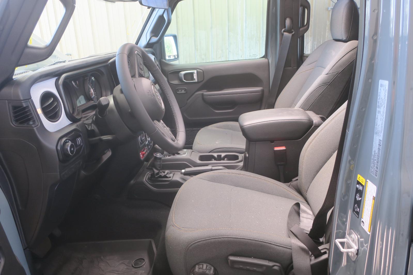2025 Jeep Wrangler -- Photo 5