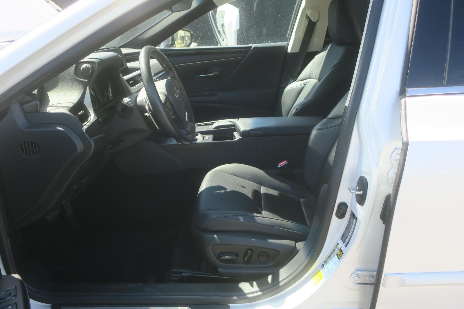 2021 Lexus ES 300h -- Photo 5
