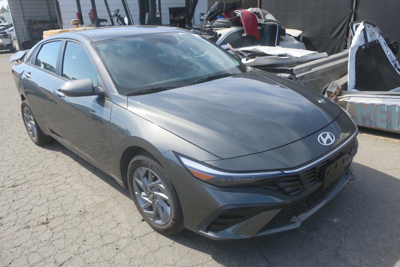 2025 Hyundai Elantra -- Photo 4