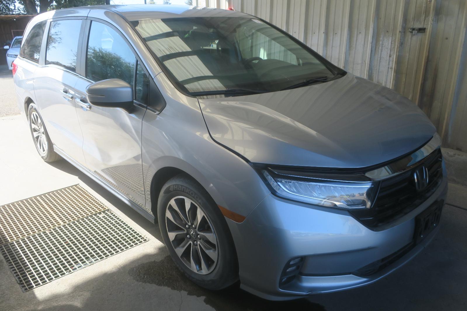 2021 Honda Odyssey -- Photo 4