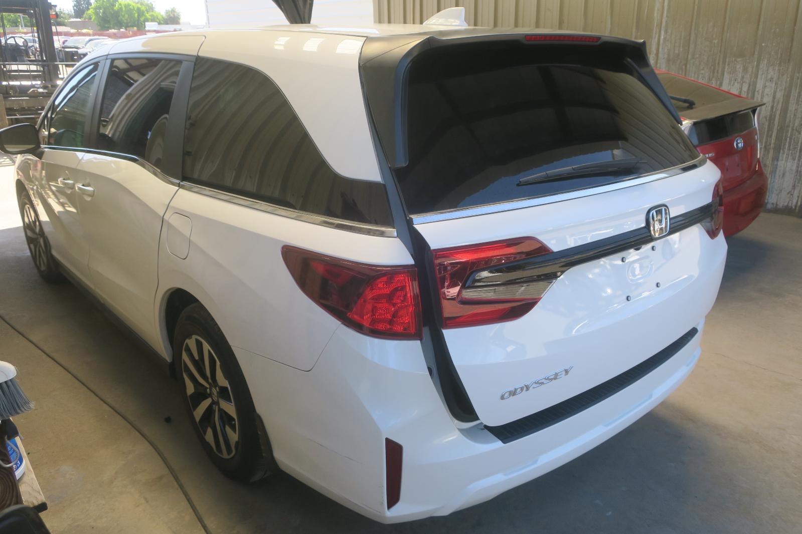 2025 Honda Odyssey -- Photo 2