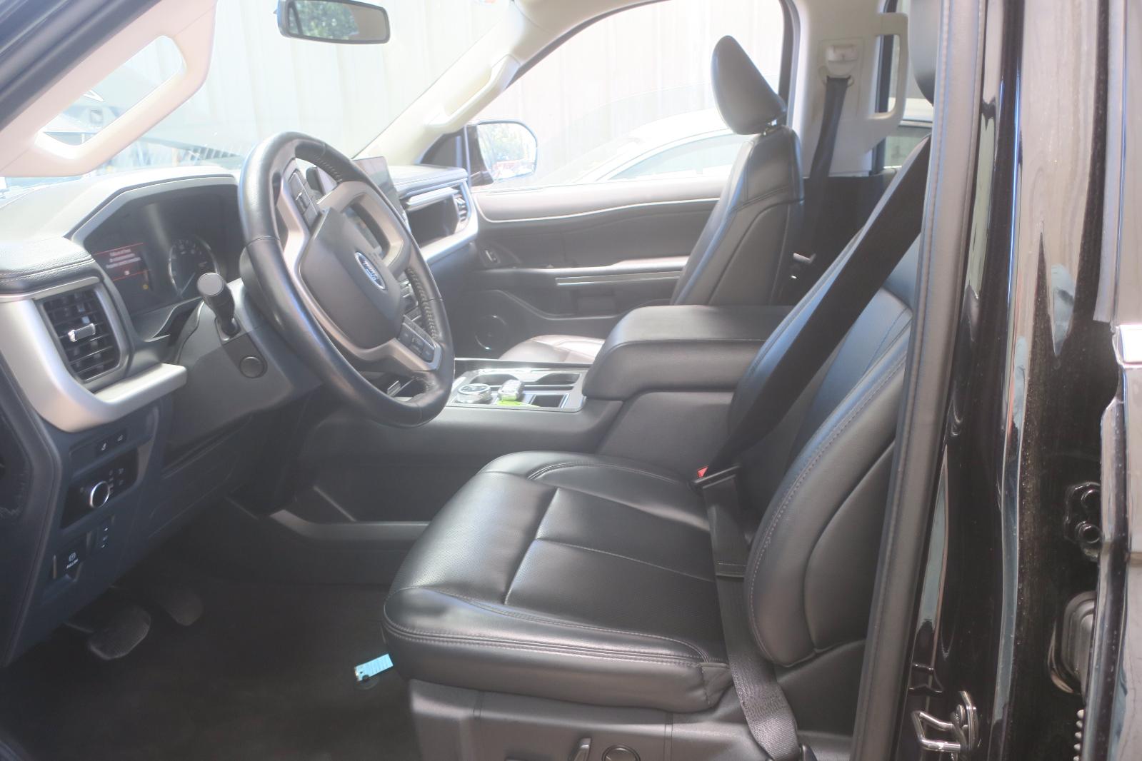 2024 Ford Expedition -- Photo 5