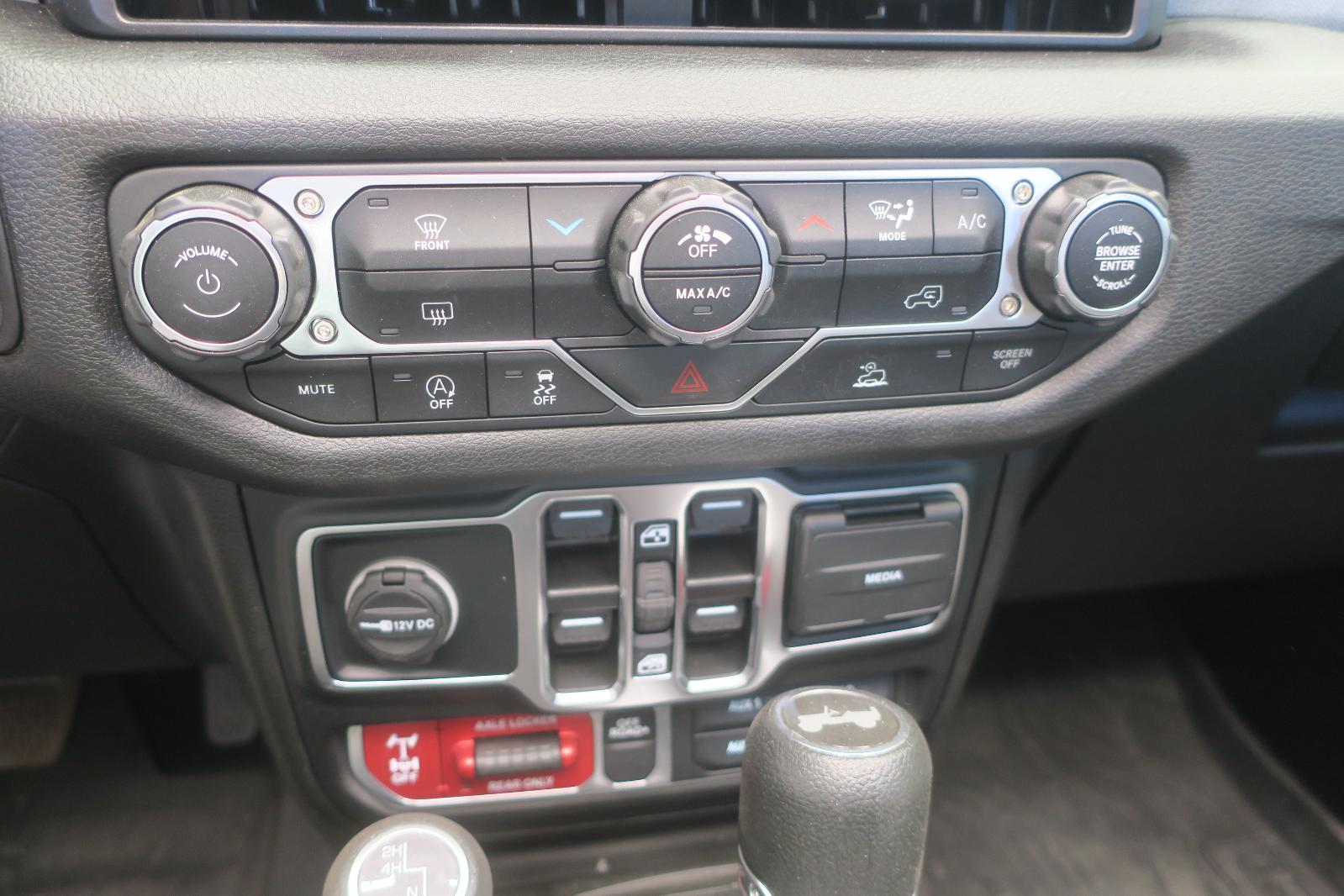 2025 Jeep Wrangler -- Photo 11