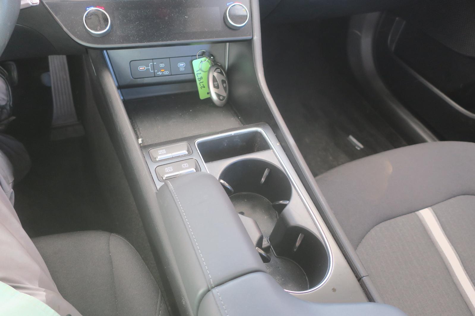 2025 Hyundai Sonata -- Photo 13