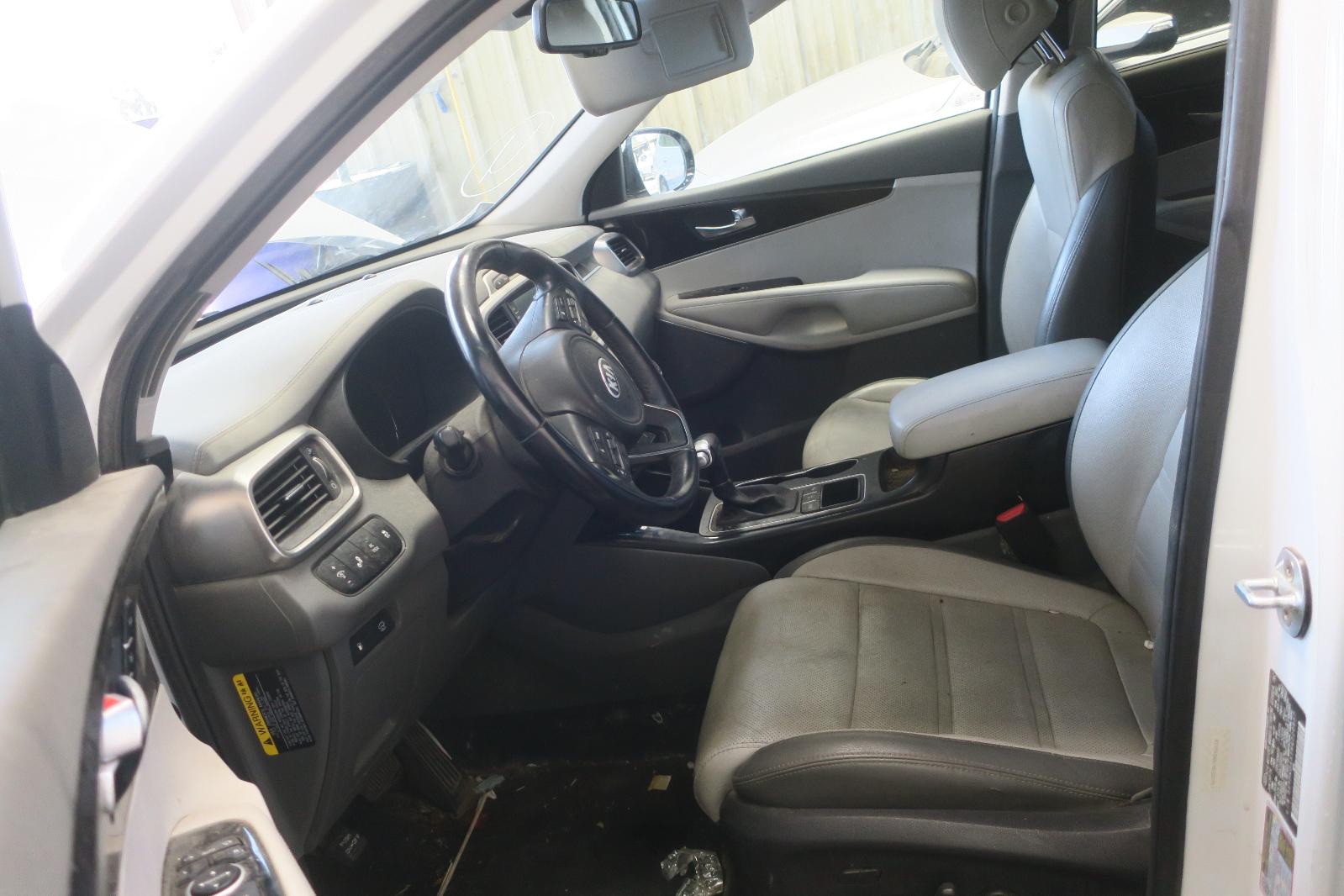 2017 Kia Sorento -- Photo 6